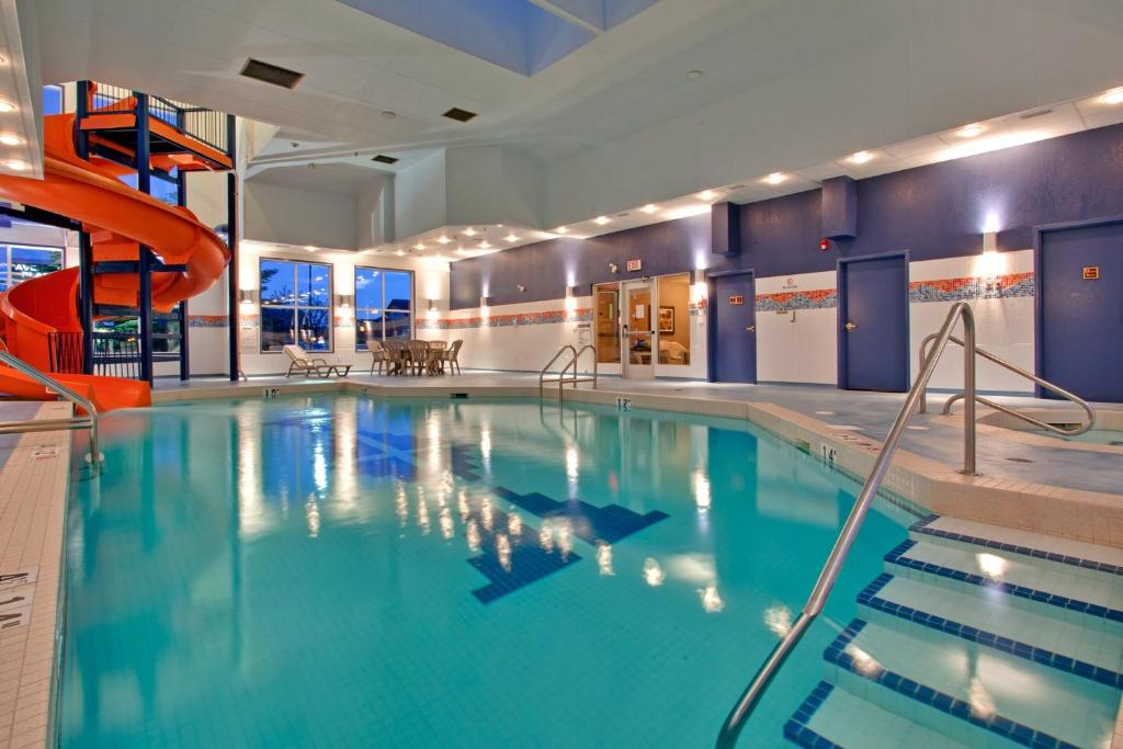 Bazén v ubytování Holiday Inn Express Calgary South by IHG nebo v jeho okolí