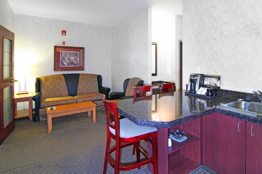 Kuchyň nebo kuchyňský kout v ubytování Holiday Inn Express Calgary South by IHG