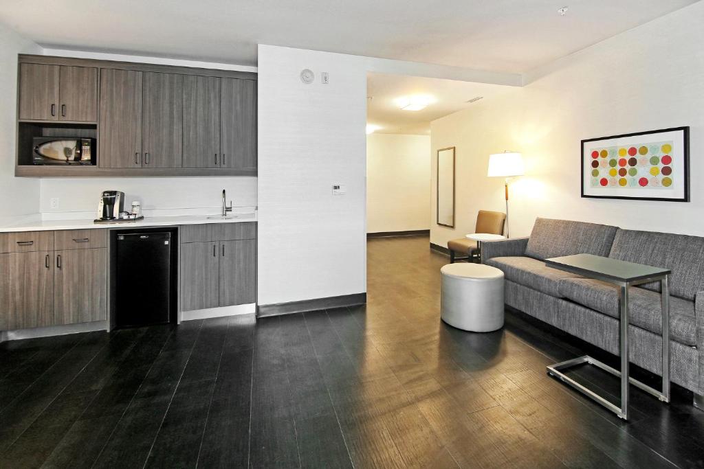 Holiday Inn Hotel & Suites - Calgary Airport North, an IHG Hotel - Suite King De Un Dormitorio