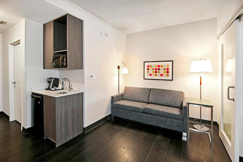 Holiday Inn Hotel & Suites - Calgary Airport North, an IHG Hotel - Suite De Un Dormitorio Con Dos Camas Queen