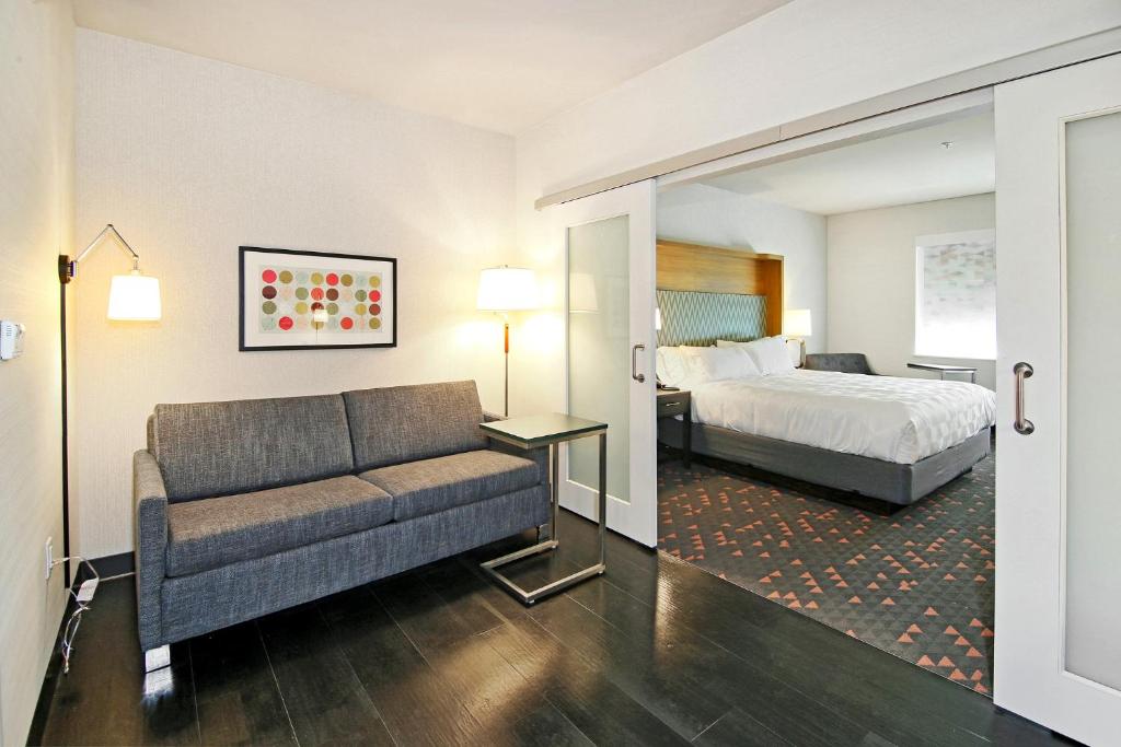 
Standard King Room with Sofa Bed - Non-Smoking
