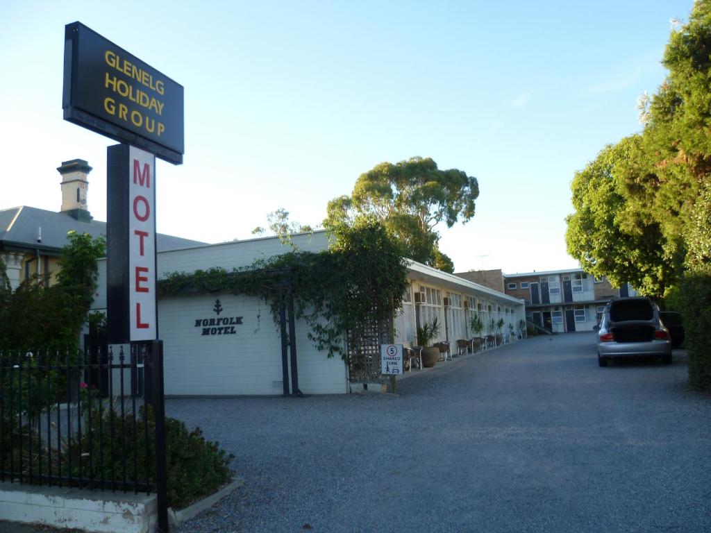um sinal de rua em frente a um edifício em Norfolk Motor Inn em Adelaide