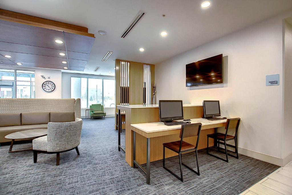 Holiday Inn Express & Suites - Calgary Airport Trail NE by IHG - Resim 36