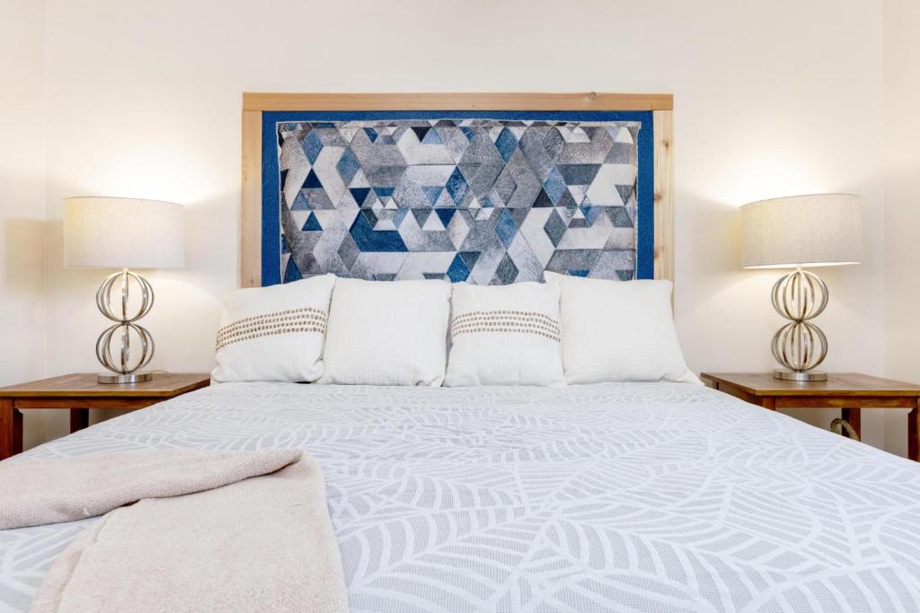 ein Schlafzimmer mit einem großen Bett mit zwei Lampen in der Unterkunft Cozy Apartment in Downtown Elizabethton in Elizabethton