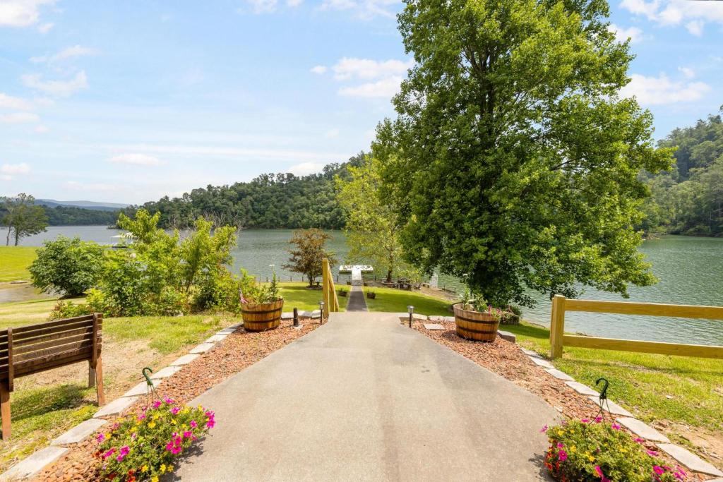 een loopbrug naast een meer met banken en een boom bij Elk Creek Retreat on 20 miles from ski areas in Butler