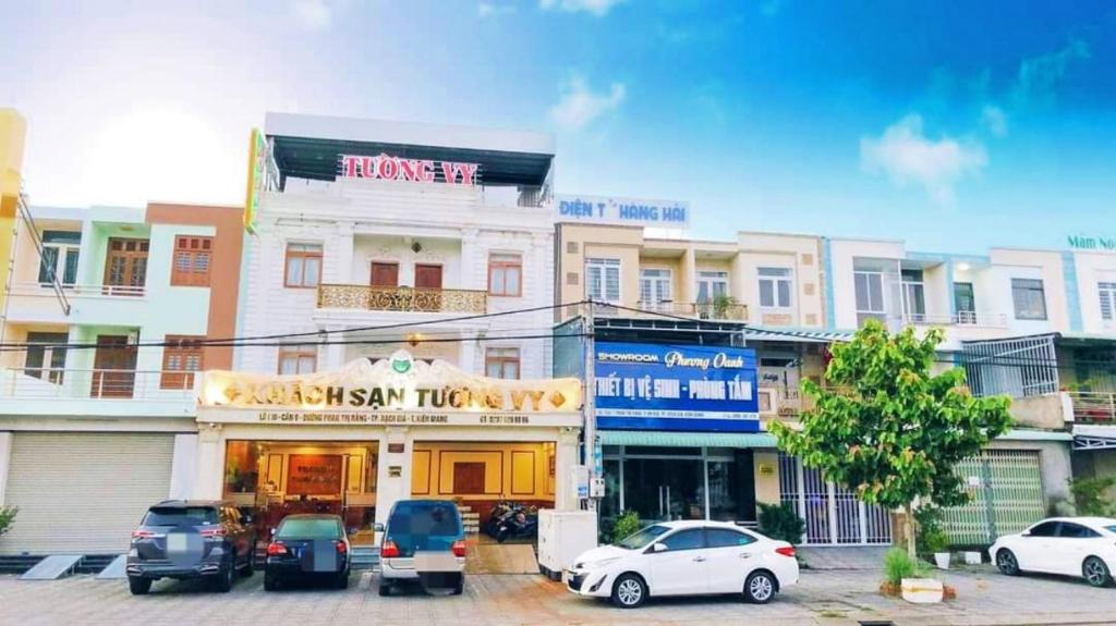 een straat met auto's geparkeerd voor een gebouw bij Khách Sạn Tường Vy in An HÃ²a