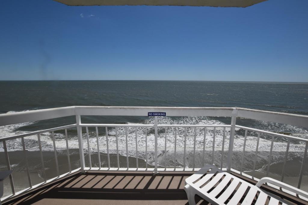 Vom Balkon eines Bootes genießen Sie Meerblick. in der Unterkunft 0902 Waters Edge Resort condo in Myrtle Beach