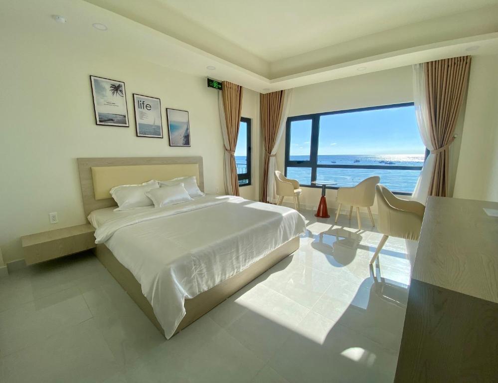 Schlafzimmer mit einem Bett und Meerblick in der Unterkunft Island Sunset Hotel - Đảo Phú Quý in Cu Lao Thu