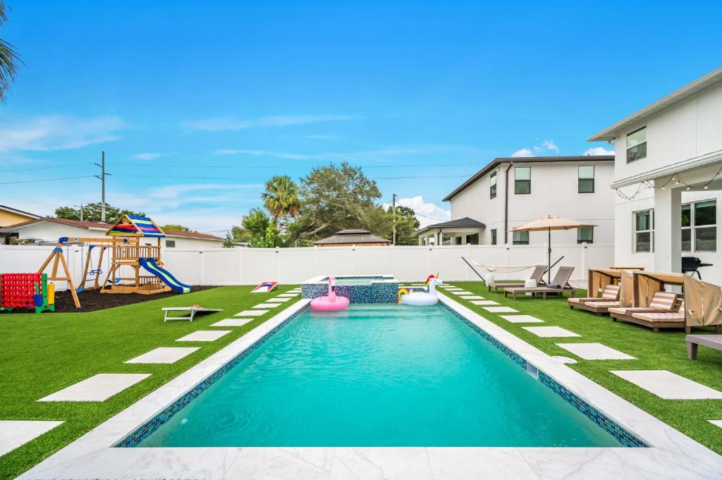 Luxury Home w Heated Pool Gym Playground & More tesisinde veya buraya yakın yüzme havuzu
