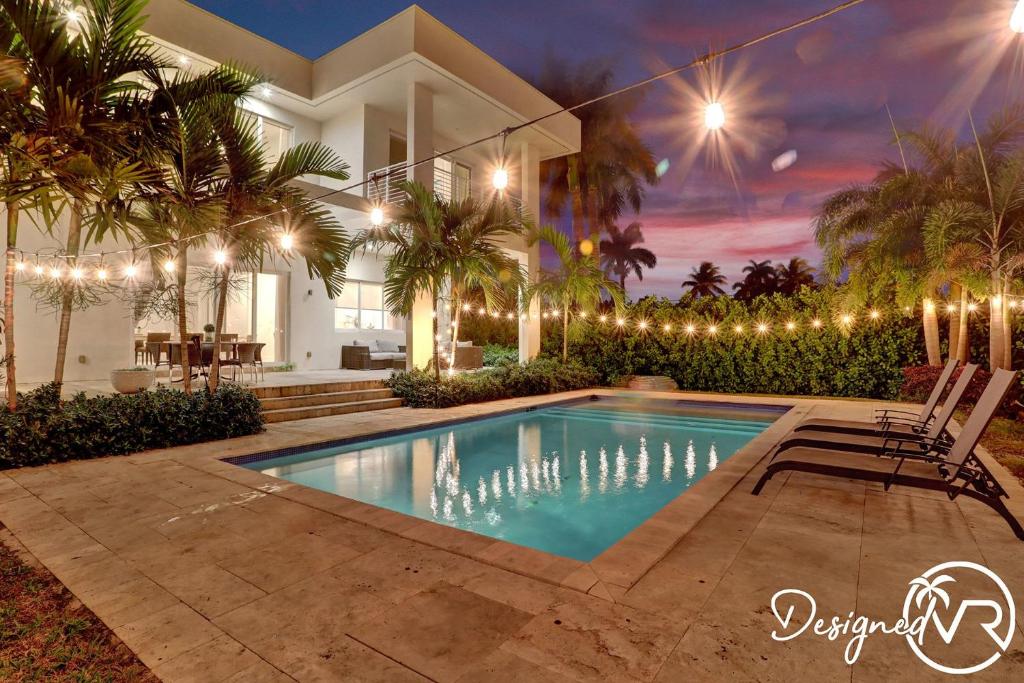 uma piscina em frente a uma casa à noite em Modern Luxurious Beach Retreat-5 Br with/pool em Hollywood