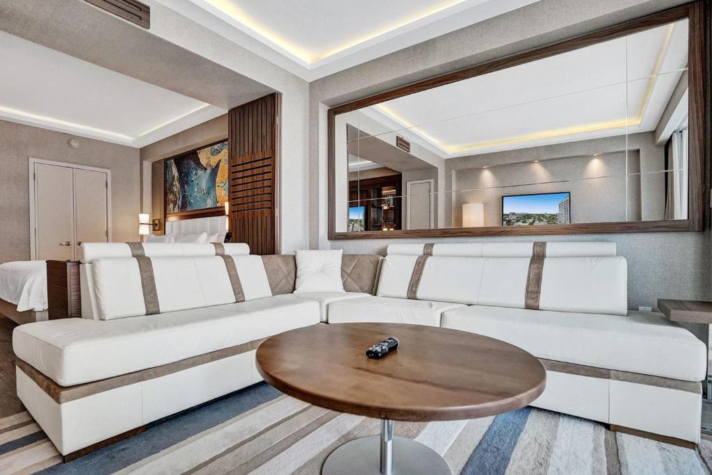Posezení v ubytování Luxury Beachfront Studio with Daily Cleaning