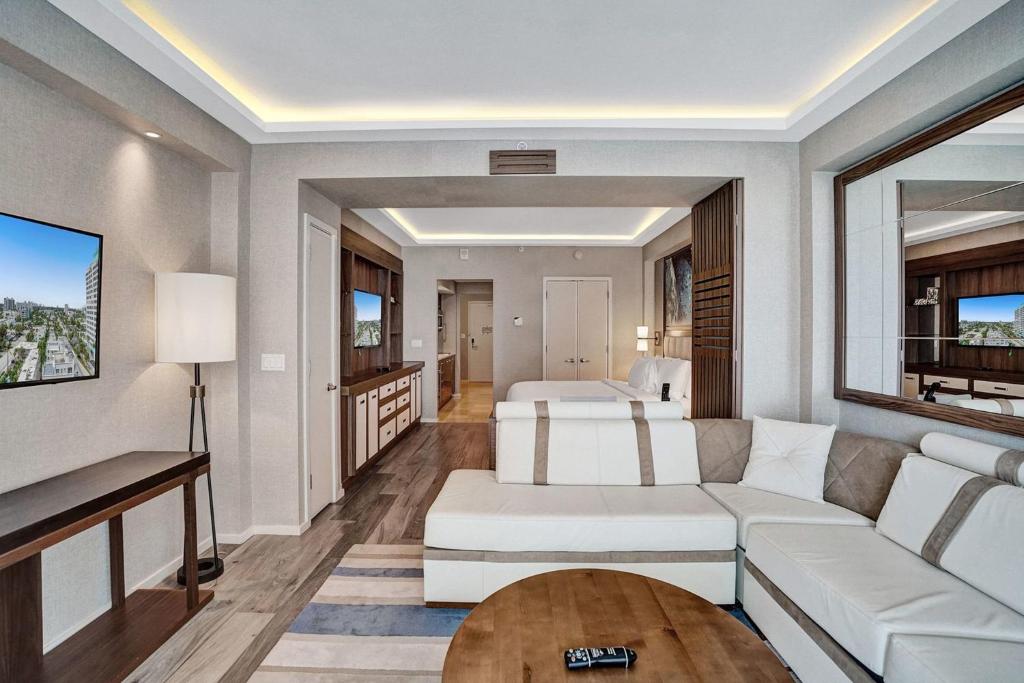 Posezení v ubytování Luxury Beachfront Studio with Daily Cleaning