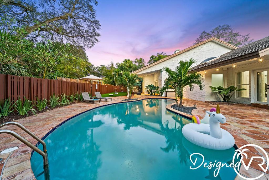 Bazén v ubytování Charming 9BR New-Build Home w Heated Pool & Games nebo v jeho okolí