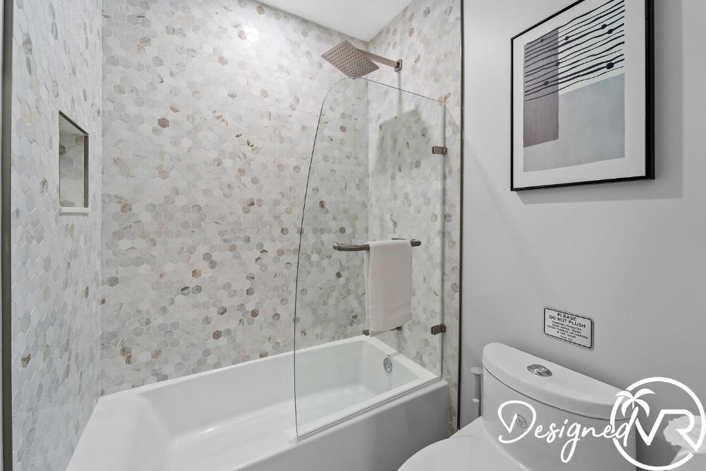 Koupelna v ubytování Charming 9BR New-Build Home w Heated Pool & Games