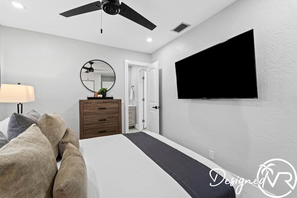TV a/nebo společenská místnost v ubytování Charming 9BR New-Build Home w Heated Pool & Games