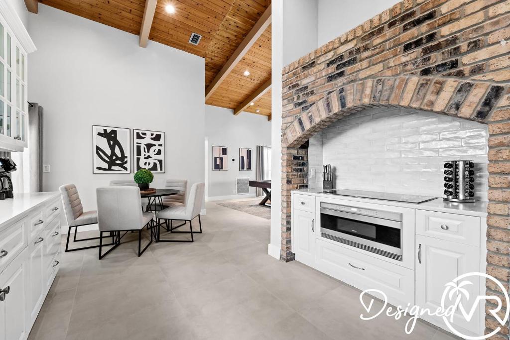 Kuchyň nebo kuchyňský kout v ubytování Charming 9BR New-Build Home w Heated Pool & Games