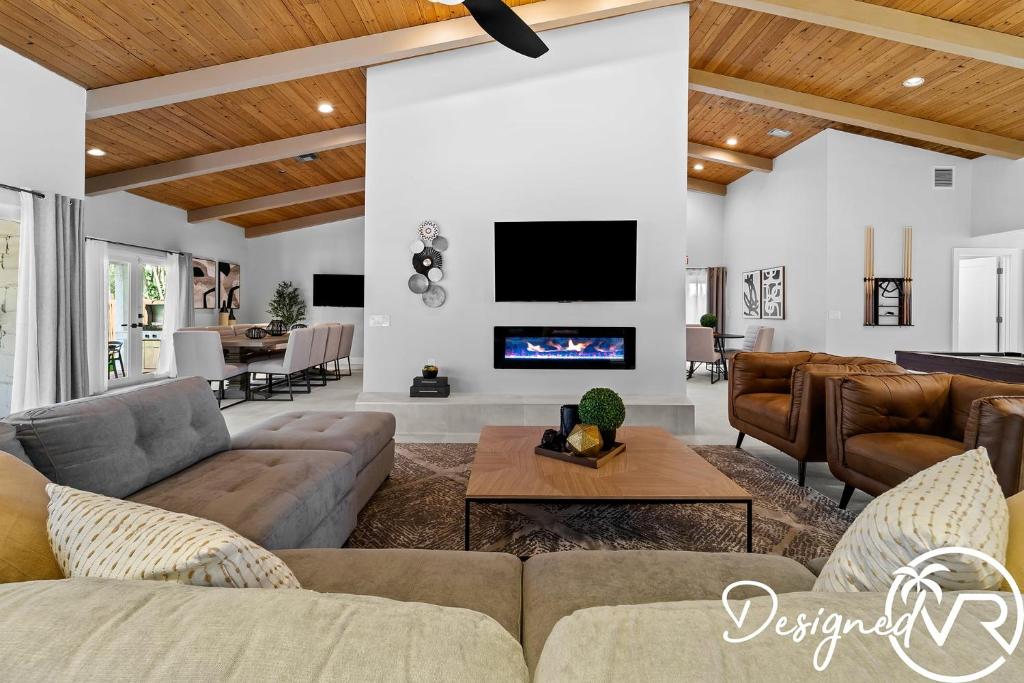 TV a/nebo společenská místnost v ubytování Charming 9BR New-Build Home w Heated Pool & Games