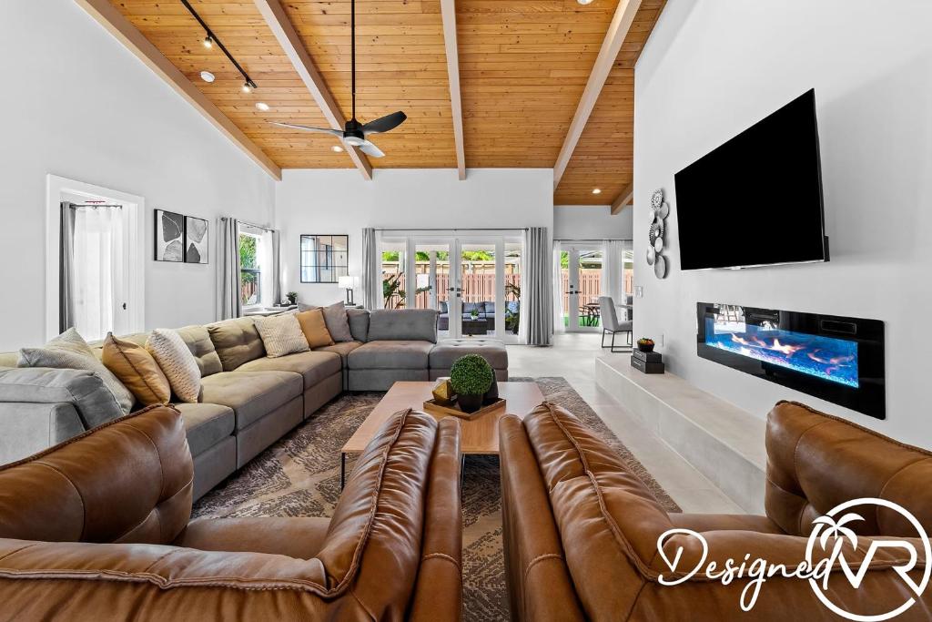 TV a/nebo společenská místnost v ubytování Charming 9BR New-Build Home w Heated Pool & Games