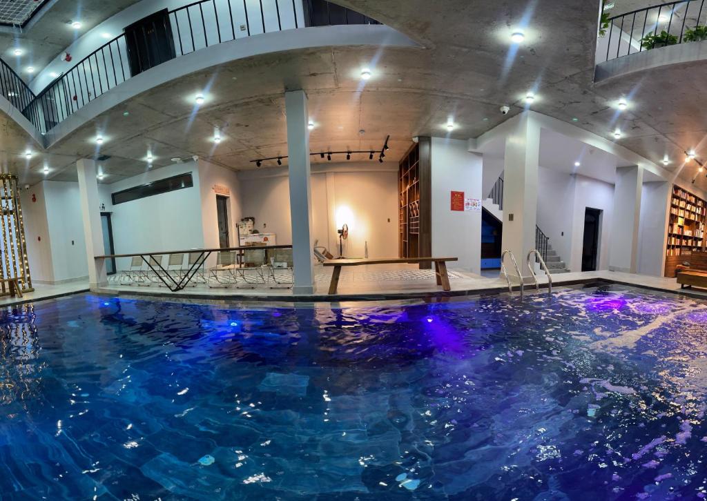 uma piscina interior com luzes azuis num edifício em Celia Boutique Hotel em Phong Nha