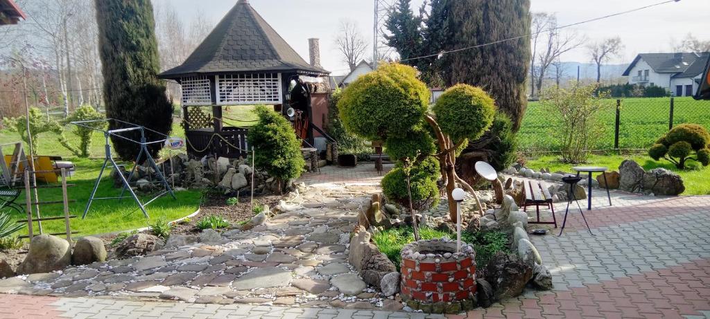 einen Garten mit einem kleinen Baum und einem Pavillon in der Unterkunft Pokoje Gościnne Jaga in Bielsko-Biała