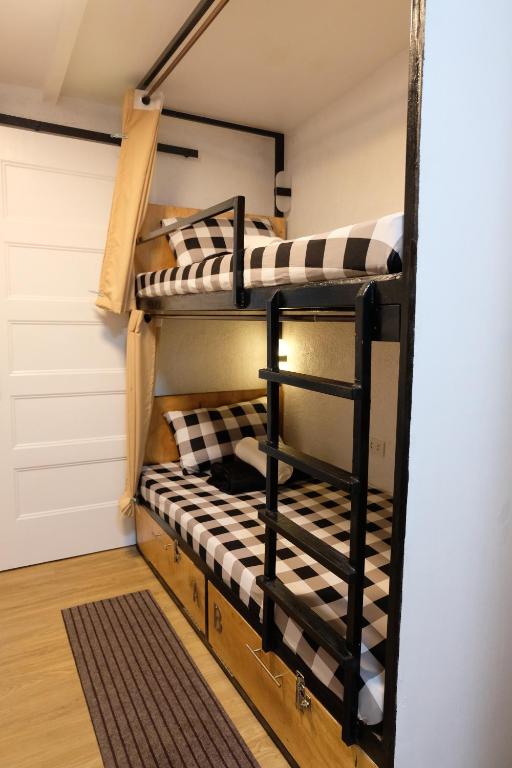 - une chambre avec 2 lits superposés dans l'établissement Dani's House Pod Coron, à Coron