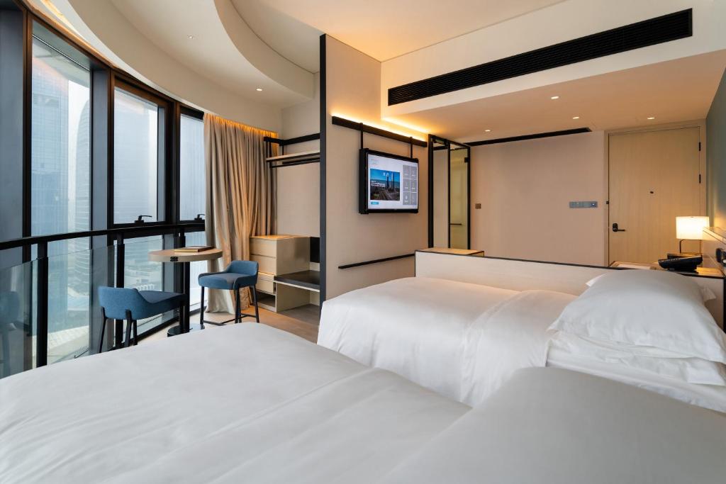 Postel nebo postele na pokoji v ubytování Artyzen Habitat Hengqin Zhuhai