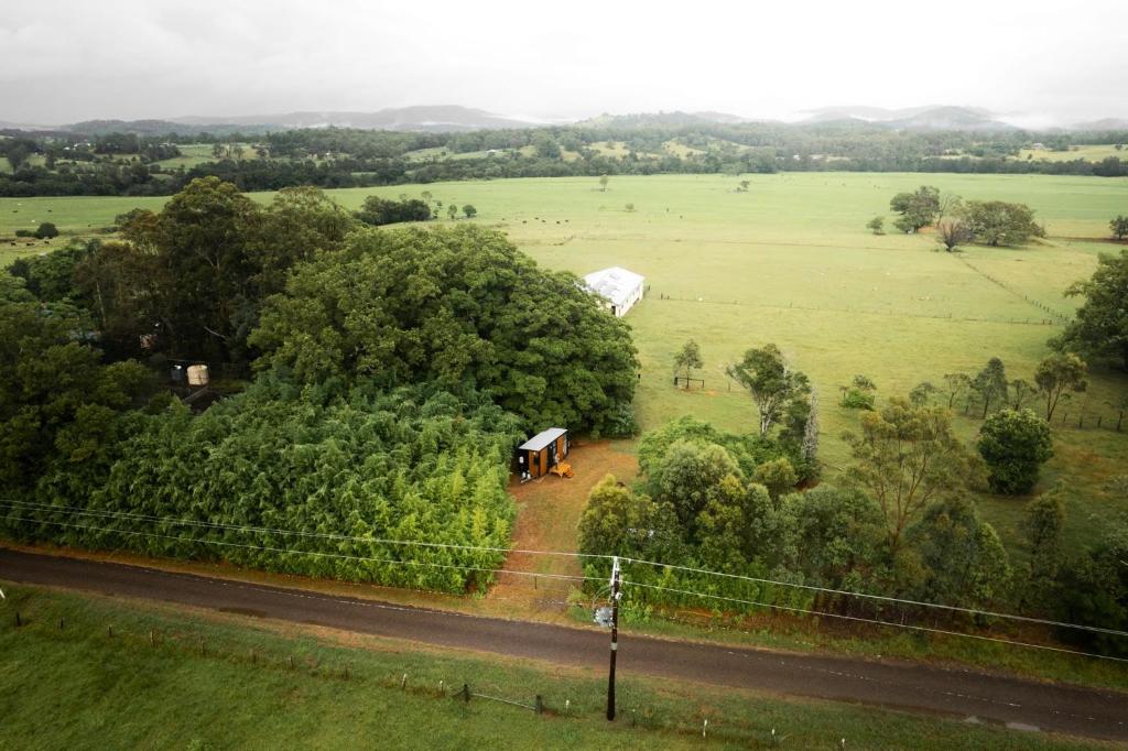 uma vista aérea de uma quinta com uma tenda num campo em Huntingdon House em Wauchope