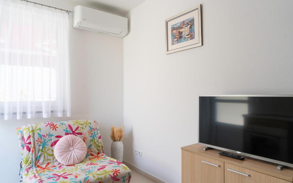 TV a/nebo společenská místnost v ubytování Apartments Lila