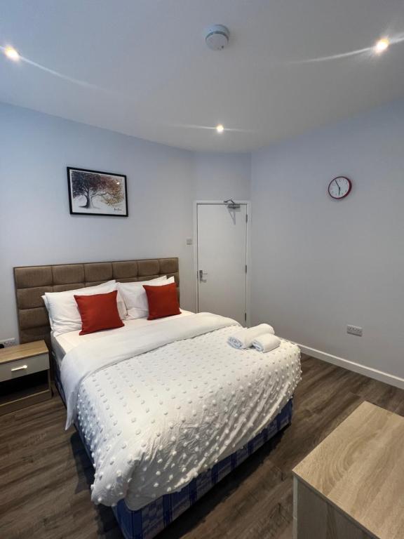 1 dormitorio con 1 cama grande y 2 almohadas rojas en Spencer bridge by AFL, en Northampton