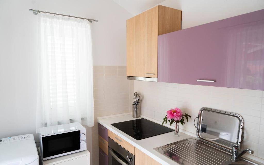 Kuchyň nebo kuchyňský kout v ubytování Apartments Lila