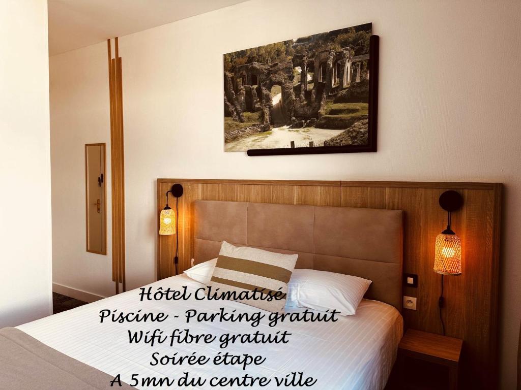 um quarto com uma cama com uma fotografia na parede em Logis Le Passiflore Cognac em Châteaubernard