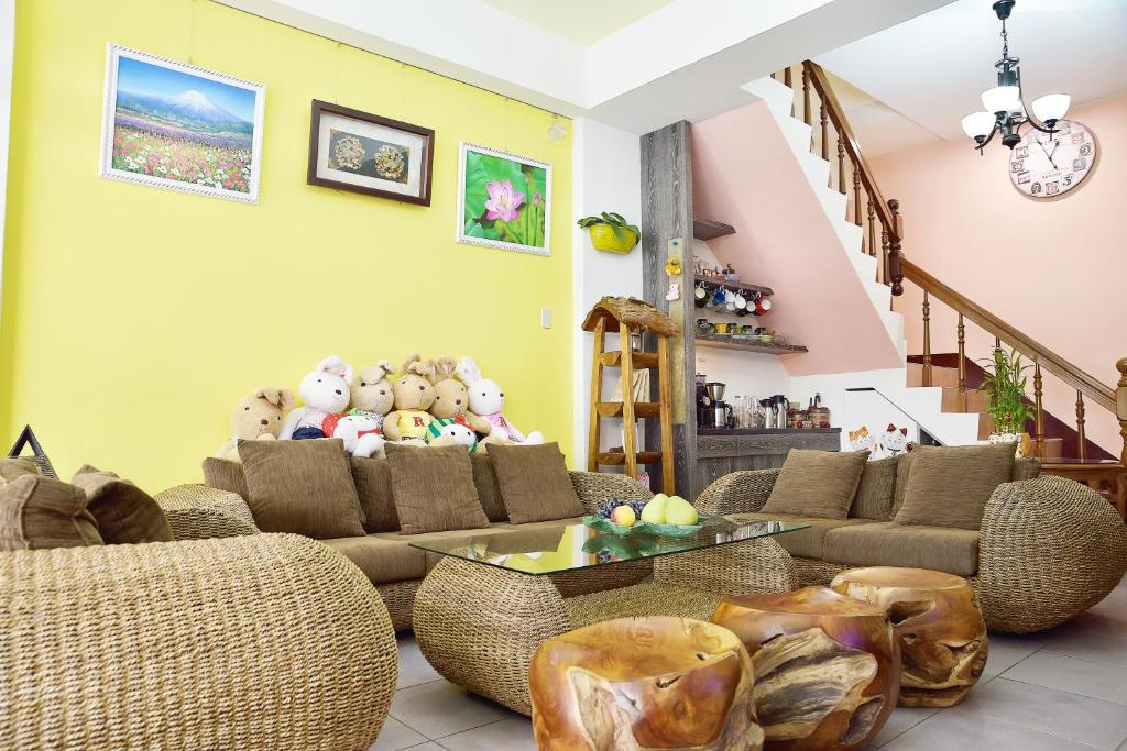 sala de estar con sofás y mesa en Fong Su B&B, en Hualien City
