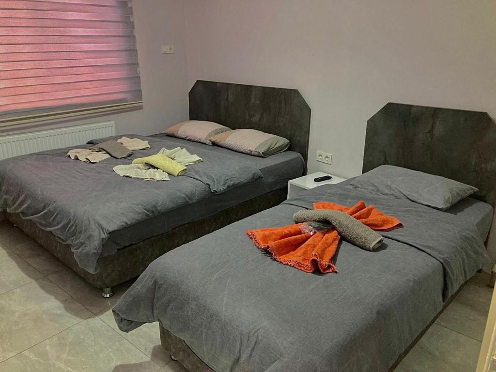 Ein Bett oder Betten in einem Zimmer der Unterkunft TEKİNLER OTEL
