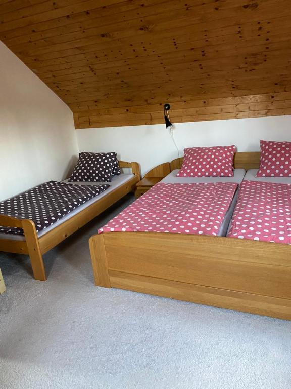 Postel nebo postele na pokoji v ubytování Apartman U vleku