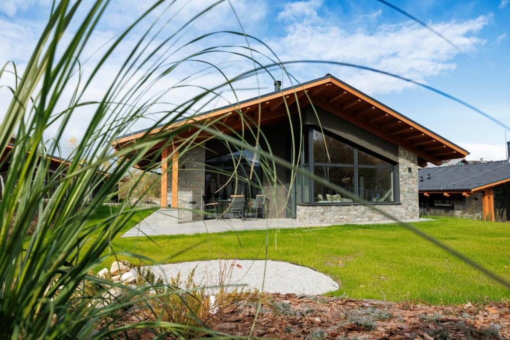 Κήπος έξω από το Local Stay Villas