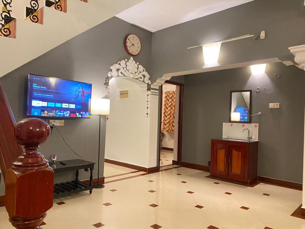 TV a/nebo společenská místnost v ubytování Le Pondy Beachside