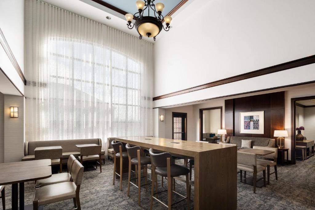 comedor con mesa y sillas en Staybridge Suites Akron-Stow-Cuyahoga Falls, an IHG Hotel, en Stow