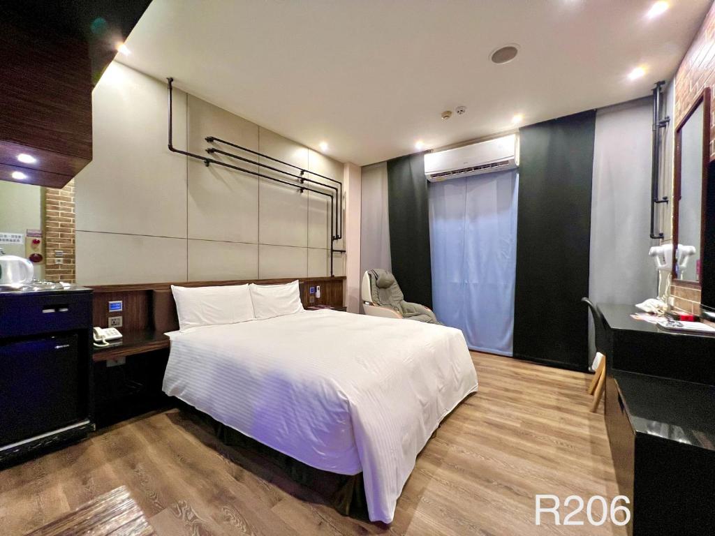 Postel nebo postele na pokoji v ubytování Catwalk Motel -Tainan