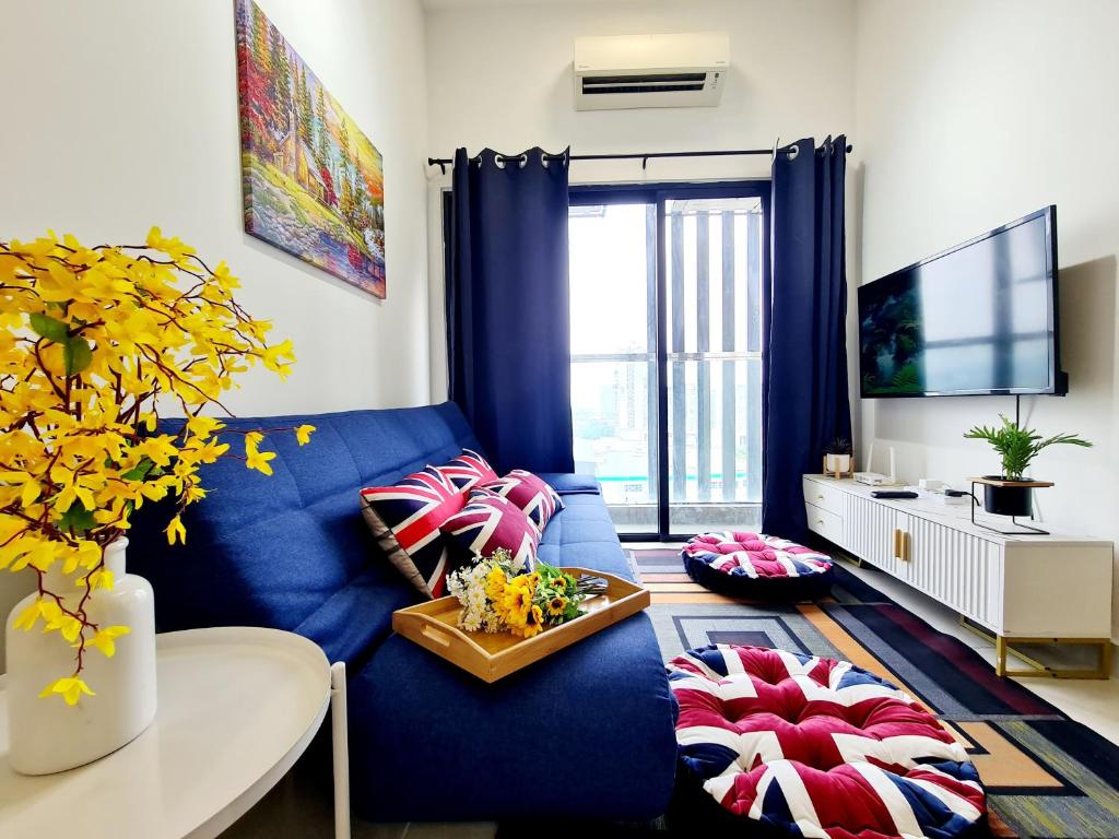un soggiorno con divano blu e TV di 2 Rooms 6 Guest VIM3, Desa Parkcity, One Utama, Bandar Menjalara, Kepong, Sri Damansara, Mutiara Damansara, Damansara Perdana, Kota Damansara, Kuala Lumpur a Kuala Lumpur