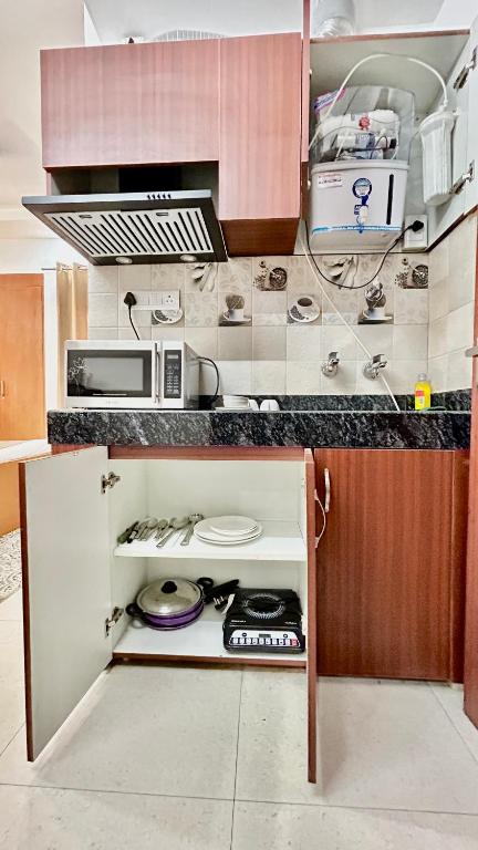 Kuchyň nebo kuchyňský kout v ubytování Aura Luxury Studio I Couple Friendly I Near Golf Course Road, Sector 57, Gurgaon
