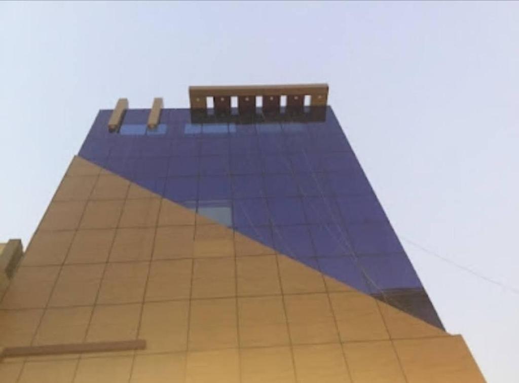 ein hohes Gebäude mit einem blauen in der Unterkunft Hotel City inn in Gaya