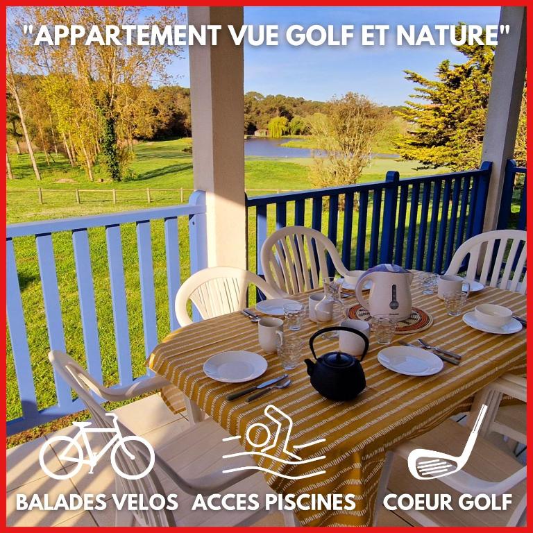 - une table en bois avec des assiettes et des ustensiles sur une terrasse couverte dans l'établissement 