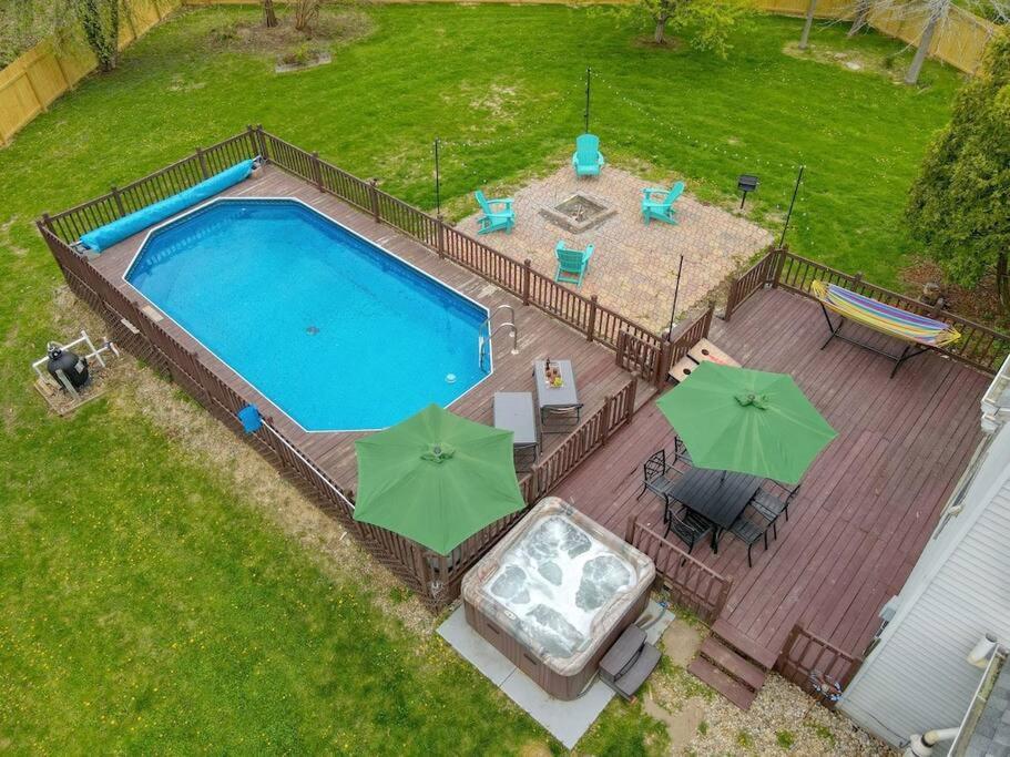 una vista aérea de una piscina con sombrillas en The Retreat - Private Pool-Spa-Firepit-Gameroom, en Greenwood