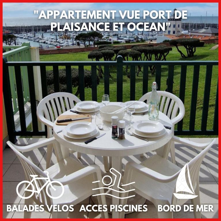 d'une table blanche avec des chaises et des assiettes sur un balcon. dans l'établissement 