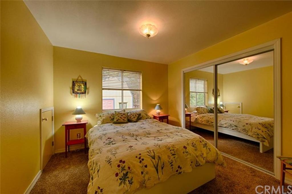 a bedroom with two beds and a mirror at Suite Sunshine A in Yosemite West