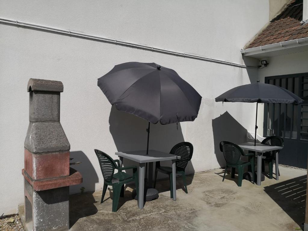 deux tables et chaises avec parasols sur une terrasse dans l'établissement 5 min à pied de la plage - 2 pers - studio D, à Berck-sur-Mer
