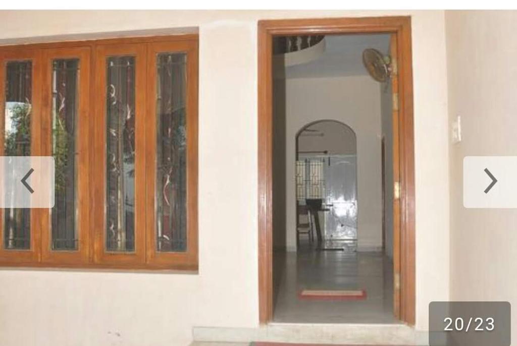 uma porta de vidro de uma casa com um espelho em Shree Eco Stay em Chennai