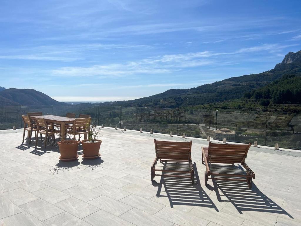 un patio con 2 sillas y una mesa con vistas en Villa Guadalest hills, en Guadalest