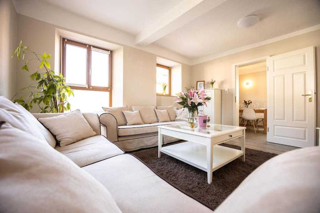 sala de estar con sofá blanco y mesa en Villa Vanilla im Burgdorf 11 P., 