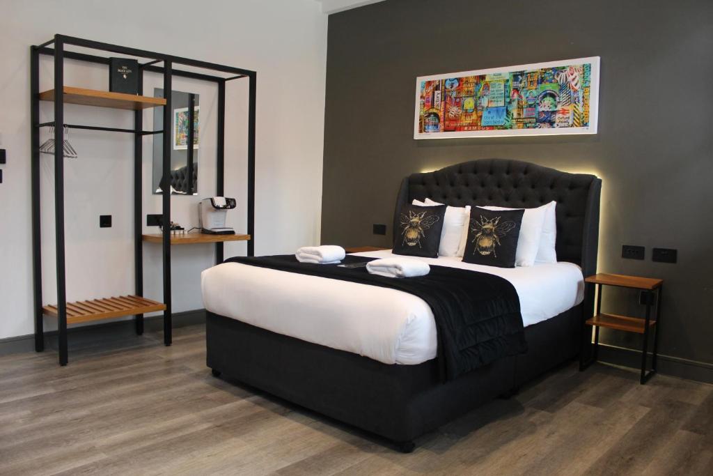 Postel nebo postele na pokoji v ubytování Black Lion Hotel Manchester